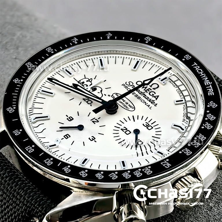 Omega Speedmaster Silver Snoopy Award (25568)