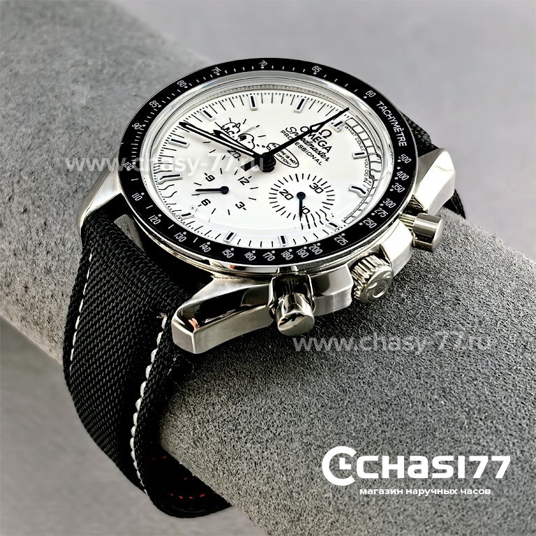 Omega Speedmaster Silver Snoopy Award (25568)