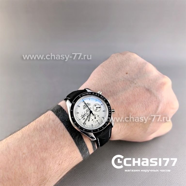 Omega Speedmaster Silver Snoopy Award (25568)